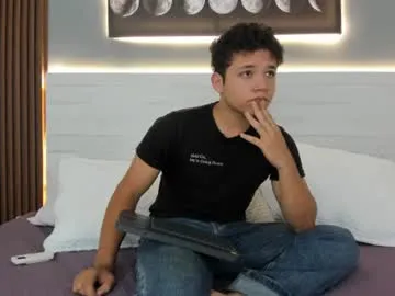 Axel_west8 live cam preview