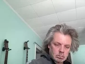 Howlingatnothing live cam preview